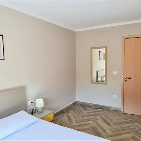 2v1 - 21 Dhjetori Sg شقة تيرانا