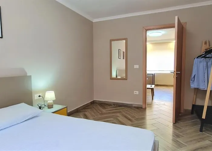 2v1 - 21 Dhjetori Sg Lägenhet Tirana