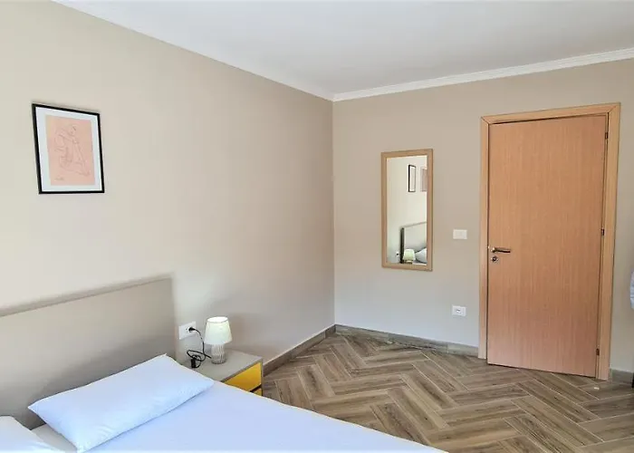 2v1 - 21 Dhjetori Sg Lägenhet Tirana